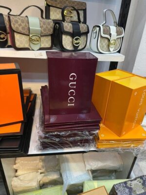 Boîte Gucci et Louis Vuitton et Chanel importation