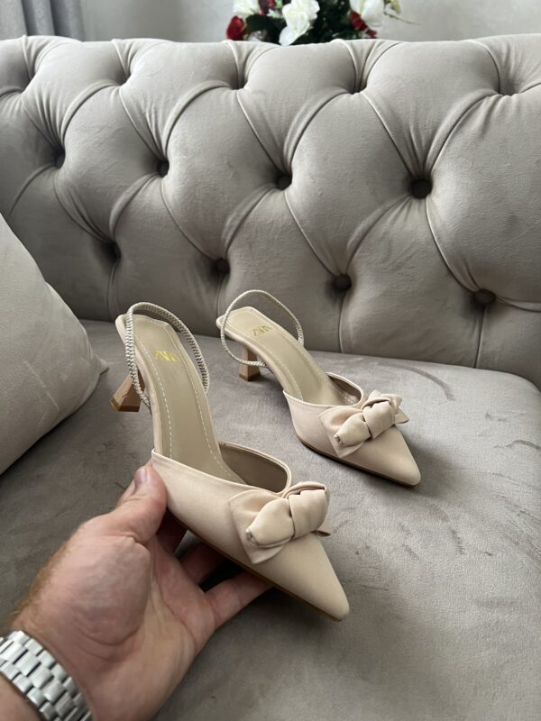 Escarpin Zara beige papillon chargé