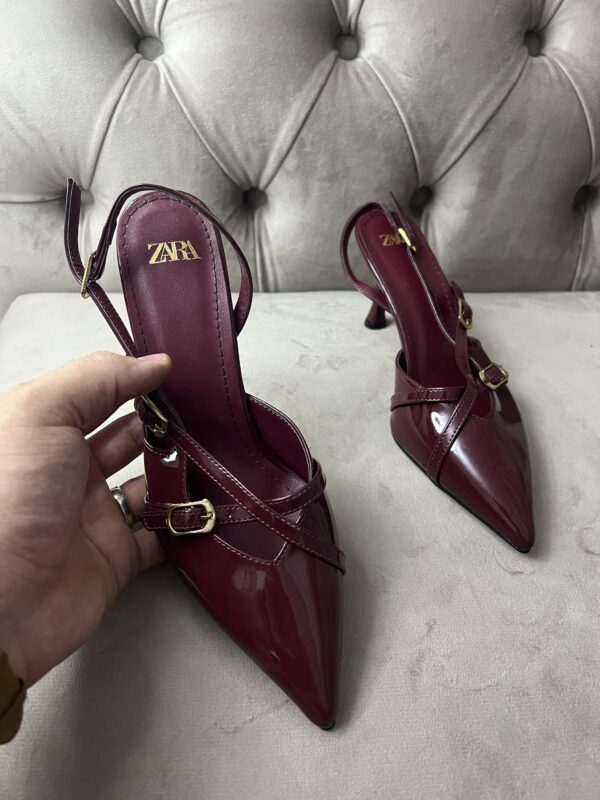 Escarpin bordeau avec des boucle Zara