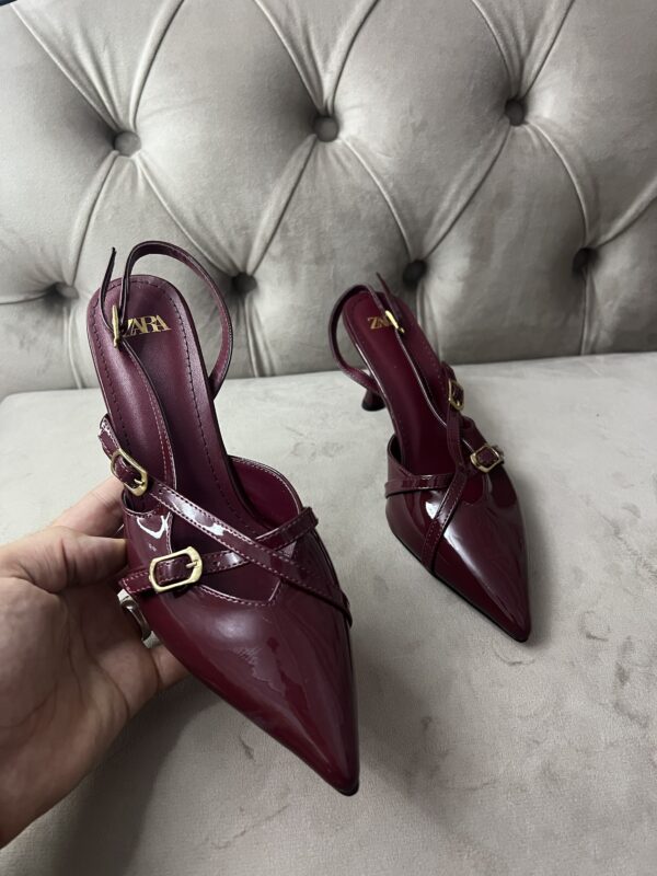Escarpin bordeau avec des boucle Zara