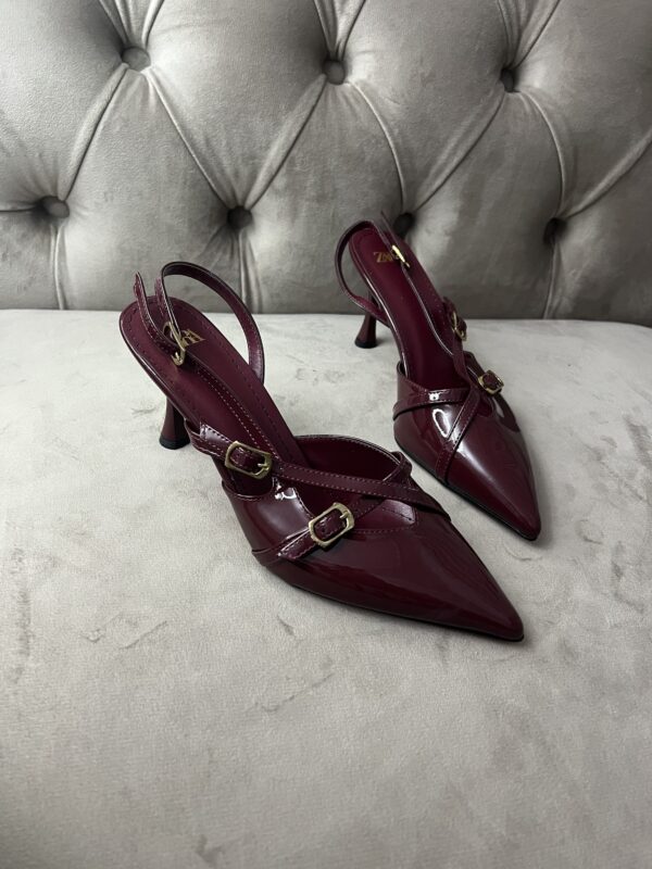 Escarpin bordeau avec des boucle Zara